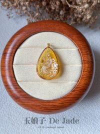 WhatsApp Image 2025-06-09 at 2.43.37 PM (3) 18K凤凰琥珀吊坠 Phoenix Amber Pendant