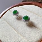 辣阳绿蛋面耳钉 Vivid Green Cabochon Jadeite Ear Studs