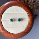 辣阳绿蛋面耳钉 Vivid Green Cabochon Jadeite Ear Studs