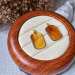 18K琥珀无事牌吊坠 Amber Wu Shi Pai Pendant