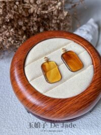 18K琥珀无事牌吊坠 Amber Wu Shi Pai Pendant