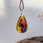 灵草山水珀吊坠 Amber Landscape Pendant