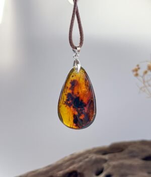 灵草山水珀吊坠 Amber Landscape Pendant