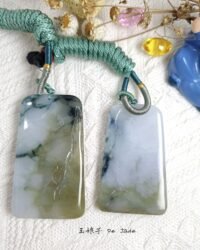 一对山水吊坠 Pair of Jadeite Landscape Pendants