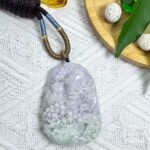 485752279_1230702271934476_5159309707400338302_n 春彩山水吊坠 Spring-Colored Jadeite Landscape Pendant