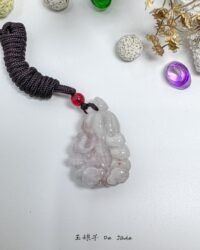 洒红翡白菜翡翠吊坠 Red-Splashed Jade Cabbage Pendant