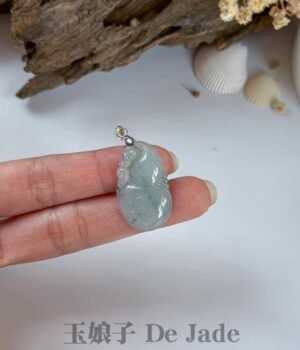飘绿花葫芦翡翠吊坠 Green Floating Flower Jade Gourd Pendant