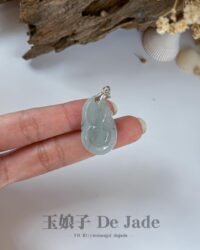 488601708_1242595850745118_7884018372644450923_n 飘绿花葫芦翡翠吊坠 Green Floating Flower Jade Gourd Pendant