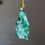 488801089_1246587380345965_3639604620763483111_n 金丝阳绿白菜翡翠吊坠 Golden Vein Bright Green Jade Cabbage Pendant