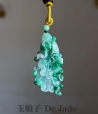 488801089_1246587380345965_3639604620763483111_n 金丝阳绿白菜翡翠吊坠 Golden Vein Bright Green Jade Cabbage Pendant