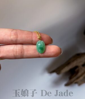 18K果绿翡翠蛋面吊坠 Apple Green Jadeite Cabochon Pendant