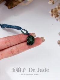 486653752_1239141267757243_5970154687550333938_n 辣阳绿双如意吊坠 Spicy Yang-Green Double Ruyi Jade Pendant