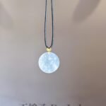 487311871_1239142147757155_4252230765888333479_n 18K木那雪花棉无事牌吊坠 Mu Na Snowflake Cotton Wu Shi Pai Jade Pendant