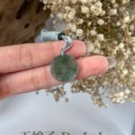 487515531_1240577240946979_5900509122056969644_n 冰飘花无事牌吊坠 Icy Floating-Flower Wu Shi Pai Pendant