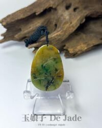 三彩山水吊坠 Tri-Color Landscape Jade Pendant