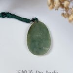 茶黄翡山水吊坠 Oval Tea-Yellow Landscape Jade Pendant