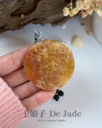 红翡上山虎吊坠 Red Jade Ascending Tiger Pendant