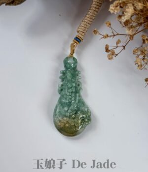 琵琶山水吊坠 Pipa-Shaped Landscape Jade Pendant
