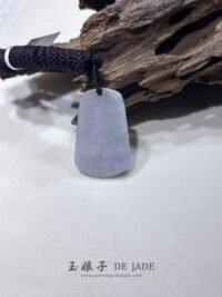 春彩山水吊坠 Spring-Colored Jade Landscape Pendant