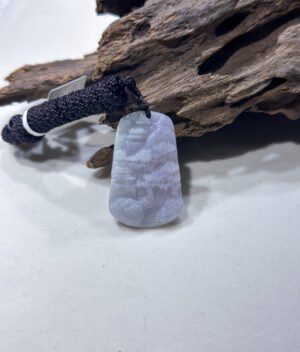 春彩山水吊坠 Spring-Colored Jade Landscape Pendant
