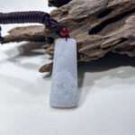 春彩山水吊坠 Spring-Colored Jade Landscape Pendant