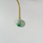 18K飘金丝阳绿平安扣吊坠 Yang-Green Golden Thread Peace Pendant