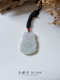春彩财神爷吊坠 Spring-Color God of Wealth Jade Pendant