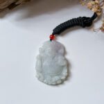 春彩财神爷吊坠 Spring-Color God of Wealth Jade Pendant