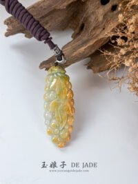IMG_7011.JPG 黄绿翡翠玉米吊坠 Yellow-Green Jadeite Corn Pendant